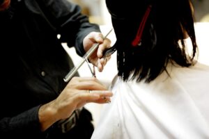 Read more about the article Haarverlängerung: Diese Möglichkeiten gibt es, um schnell lange Haare zu zaubern