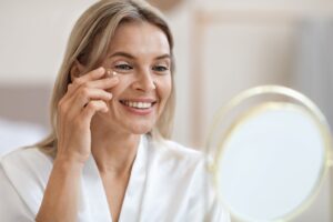 Read more about the article Hautpflege-Routinen für Anti-Aging: Tipps und Tricks für eine effektive Pflege der Haut, um die Zeichen der Hautalterung zu minimieren