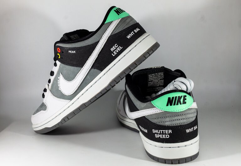 Ein Paar Nike Dunk low Schuhe in schwarz-weiß