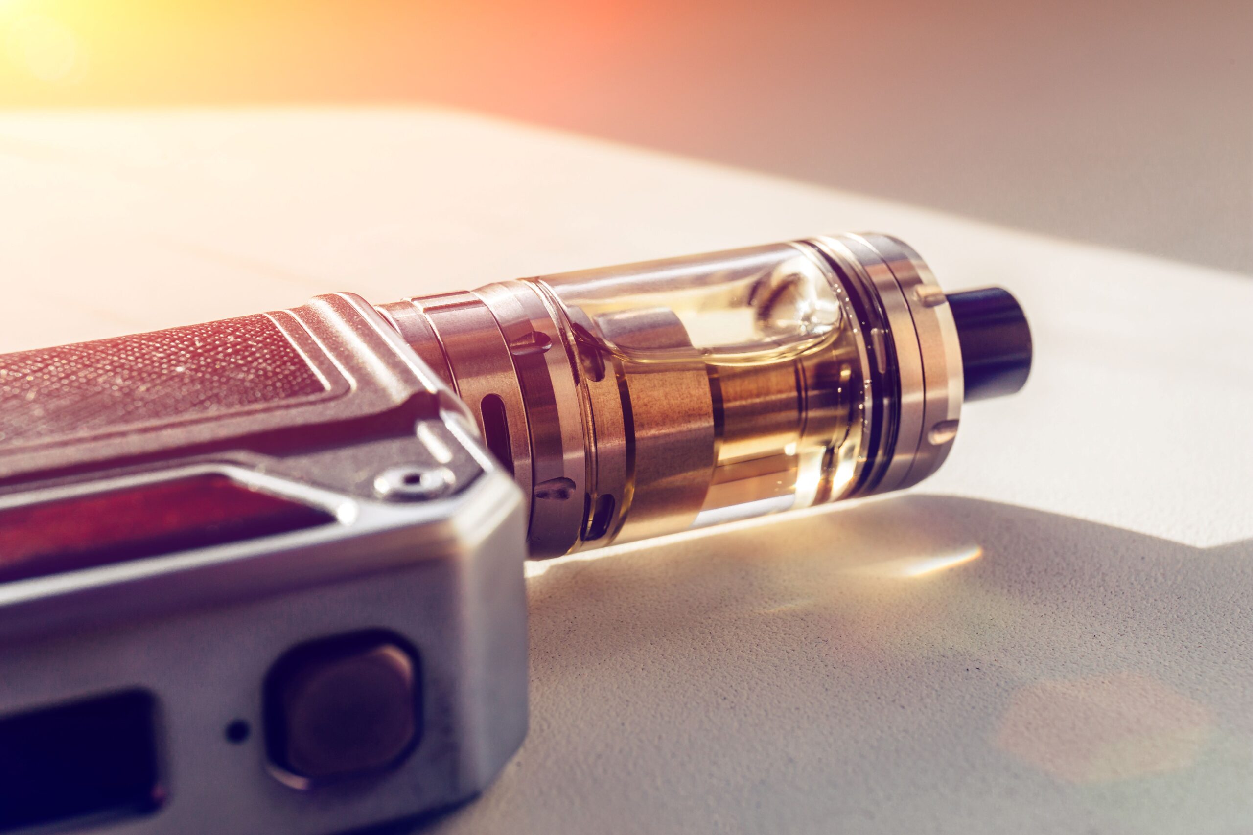 E Liquid Gerät mit klarem Tank im Sonnenlicht