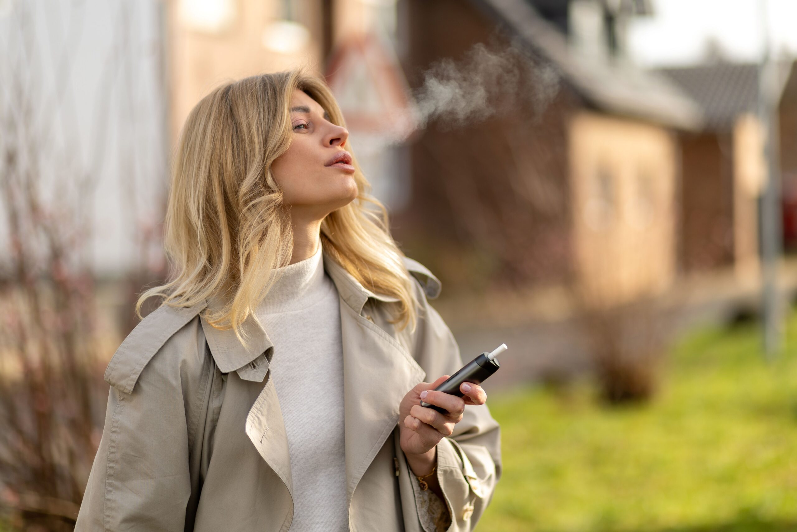Frau genießt E Liquid bewusst im freien